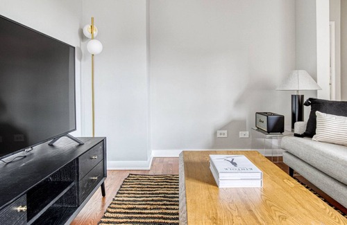 Evanston Apartment | Sunny Evanston 2BR w/ W/D, 1 mile to Northwestern campus, by Blueground