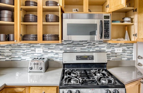 Evanston Apartment | Sunny Evanston 2BR w/ W/D, 1 mile to Northwestern campus, by Blueground