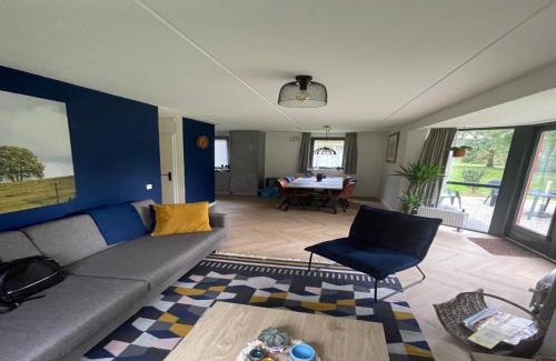 Ewijk House | Sunny Family Bungalow by the Lake