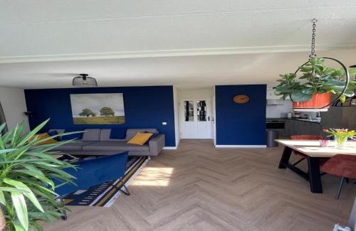 Ewijk House | Sunny Family Bungalow by the Lake