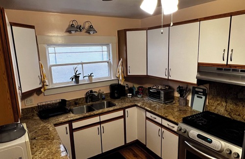Lakeshore Apartment | Sunny Family Friendly 2 Bd1 Ba Sleeps 6, Safe, Fun & Walkable Grand Lake Oakland