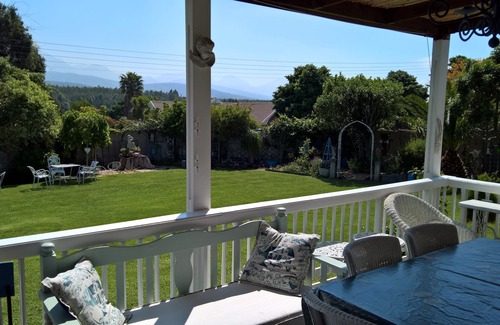 George House | Sunny, family-friendly house with stunning views of the Outeniqua mountains.