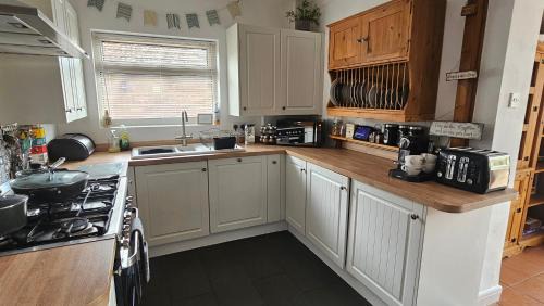 Whitstable House | Sunny Family Residence with parking. Jacuzzi bath perfect for relaxing and unwinding