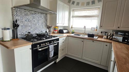 Whitstable House | Sunny Family Residence with parking. Jacuzzi bath perfect for relaxing and unwinding