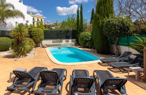Ferragudo Villa | Sunny family villa with pool, 10 mins from the beach and centre!