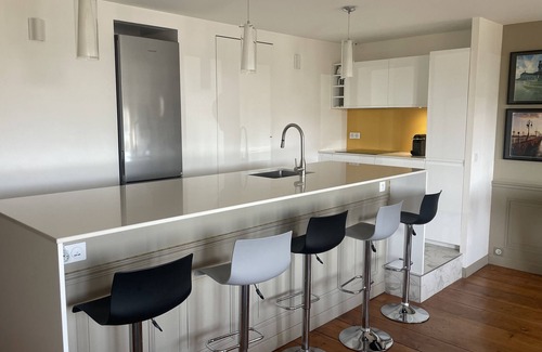 Chartrons Apartment | Sunny flat with AC and river views - 10 minutes to city centre!