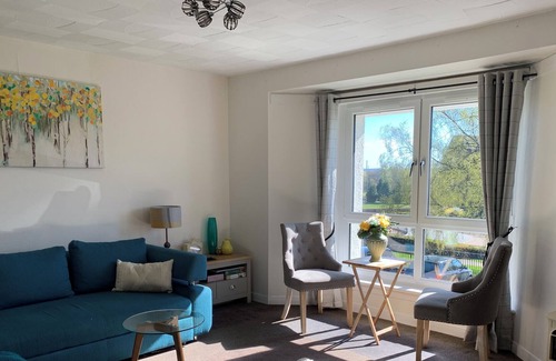 East End Apartment | Sunny Free parking Glasgow Green Cottage flat