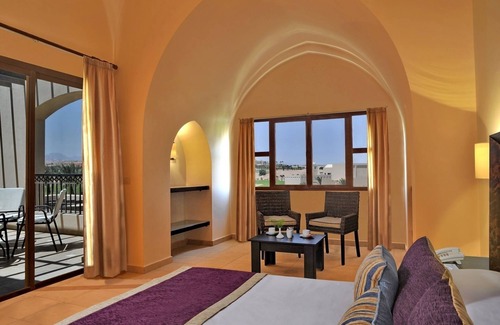 Makadi Bay Resort | Sunny Garden View in 4 One-Bedroom Suites | Pools, Beach & Tennis Access