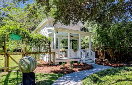 Scanlonville Cottage | Sunny garden cottage with a furnished front porch, grill, AC, & washer/dryer
