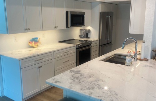 South Island House | Sunny Getaway – Heated Pool, Canal Views, Walk to Beach