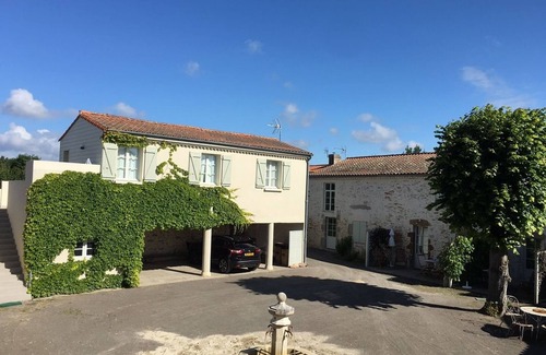 Talmont-Saint-Hilaire Cottage | Sunny Gîte in a Historic Setting with Private Terrace, Parking, & Nearby Spa