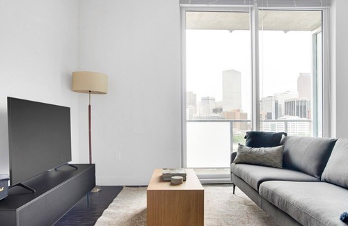 Golden Triangle Apartment | Sunny Golden Triangle 1BR w/ Gym & Pool nr Art Museum, by Blueground