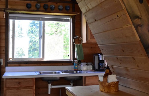 Fairbanks House | Sunny Goldstream Cabin - Pet Friendly