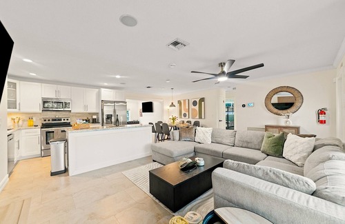Plantation Villa | Sunny-Haven 3 Bedroom PoolVilla With GameRoom near the Beach & Shopping Centers