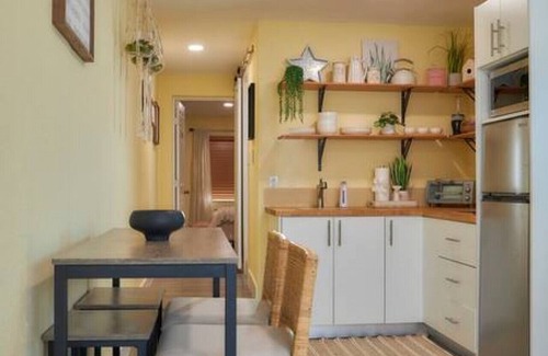 Hialeah Apartment | Sunny Hideout Apartment !