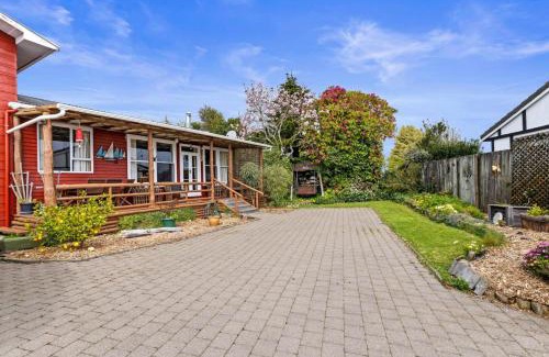 Hilltop House | Sunny Hilltop Red Bach w Lake and Mountain Views