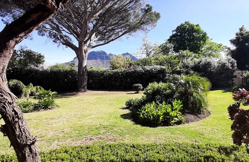 Somerset West House | Sunny holiday home to relax, large garden, pool and Helderberg view
