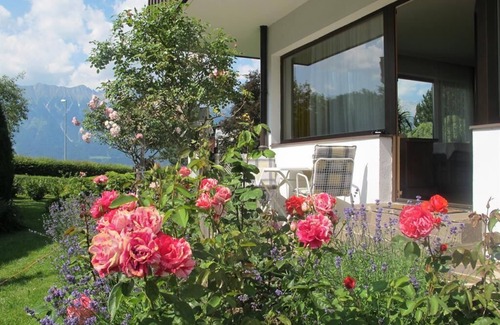 Aldrans Apartment | Sunny holiday home with a beautiful garden and terrace