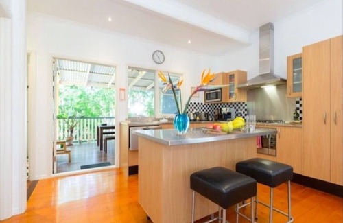Highgate Hill House | Sunny Home - 2 Bedroom + Deck