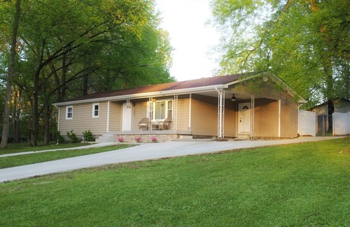 Cadiz House | Sunny home across from Lake Barkley, fenced yard patio w/grill convenient to LBL