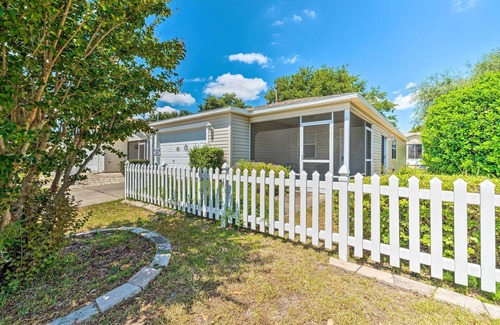 Chatham Cottage | Sunny Home in The Villages w/Lanai & Pool Access!