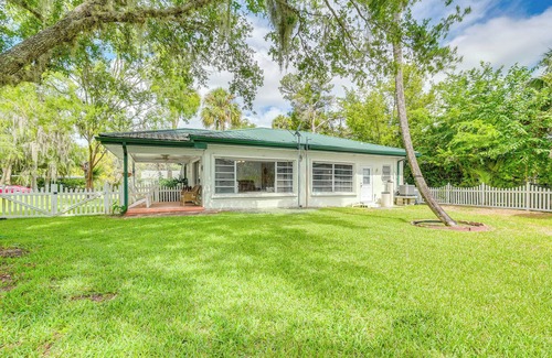 Yankeetown House | Sunny Home in Yankeetown w/Lanai & Backyard!