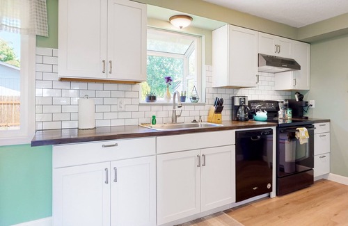 Dundee House | Sunny home with enclosed yard, grill, fast WiFi, washer/dryer, & outdoor dining