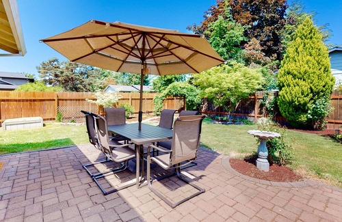 Dundee House | Sunny home with enclosed yard, grill, fast WiFi, washer/dryer, & outdoor dining