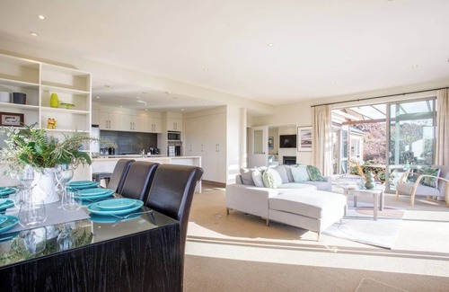 Albert Town House | Sunny home with stunning views