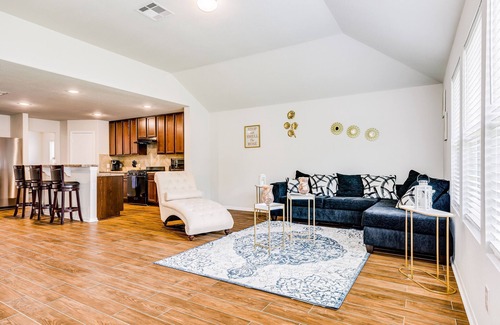 Humble House | Sunny home with yard, central AC & washer/dryer - golf nearby