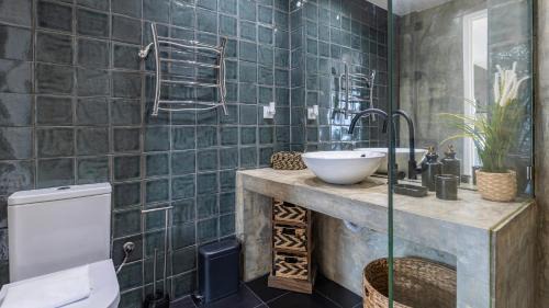 Paco De Arcos Apartment | Sunny Horizon Retreat by LovelyStay