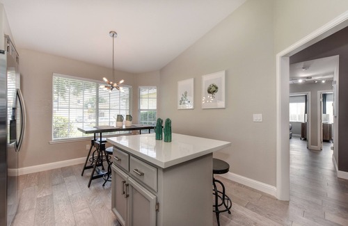 Southwestern Sacramento House | Sunny House Near Downtown Old Town Airport Yard Barbecue Shopping Zoo