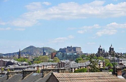 Craigleith House | Sunny House with views to Edinburgh Skyline