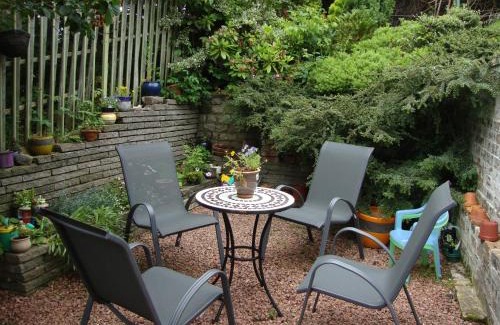 Craigleith House | Sunny House with views to Edinburgh Skyline