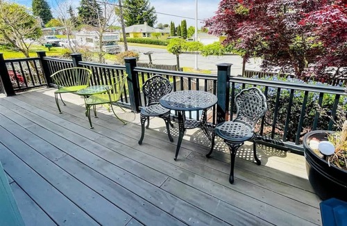 Port Angeles House | Sunny & Immaculate Upper-Level Apartment