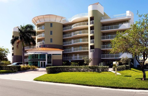 Treasure Island Condo | Sunny Island Condo – 2BR, Pool, Parking & Beach