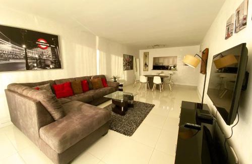 Sunny Isles Beach Apartment | Sunny Isles Condo Resort 14th floor Intracoastal view!