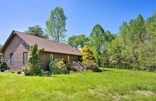 Louisa County Cabin | Sunny Log Cabin Retreat w/ Spacious Backyard