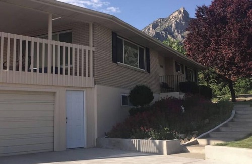 Tree Streets Apartment | Sunny lower level house with epic MTN views