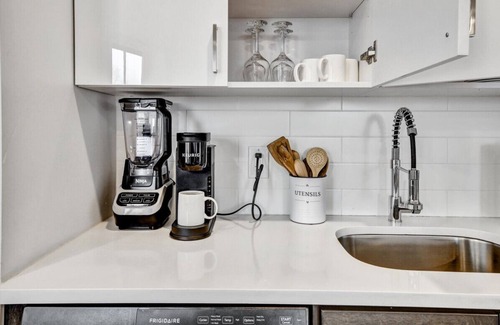 Central Business District Apartment | Sunny Luxury Apt. In Heart Of Newark!