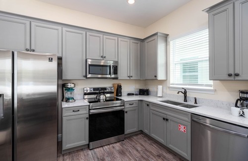 West Kissimmee Cottage | Sunny Margaritaville Cottage - Private Pool, Full Kitchen & Living Area