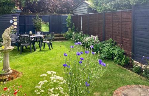 Acton House | Sunny Meadow Cottage