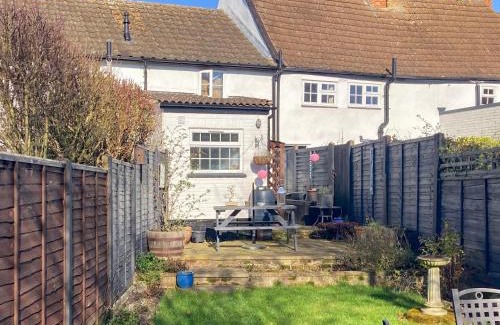 Acton House | Sunny Meadow Cottage