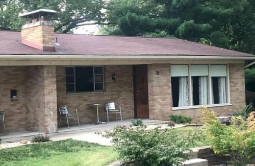 Edwardsville Apartment | Sunny Mid-Century Modern duplex with a garage