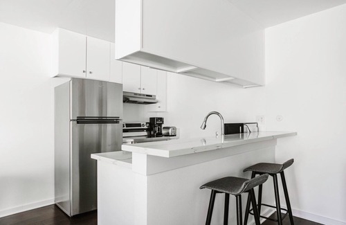 Miracle Mile Apartment | Sunny Mid-Wilshire 1BR w/Pool & Elev, nr Food & Retail, by Blueground