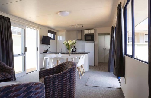 New Plymouth CBD Apartment | Sunny Modern Apartment in New Plymouth
