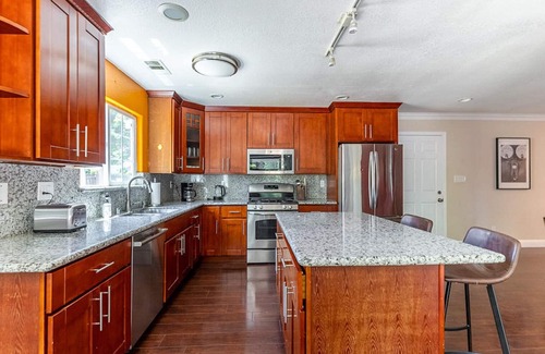 Newark House | Sunny Newark 4BR w/ Backyard & A/C, near Bars & Groceries, by Blueground