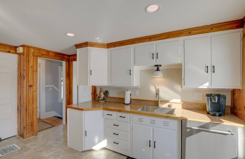 Byfield Apartment | Sunny Newbury Apartment, 6 Mi to Market Square!