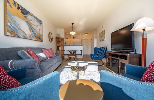 Belltown Condo | Sunny Oasis in the Heart of Seattle! with Parking and Pool