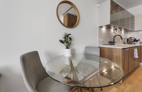 Bushwick Apartment | Sunny Oasis : W/D, Central Air, Desk & Free Park